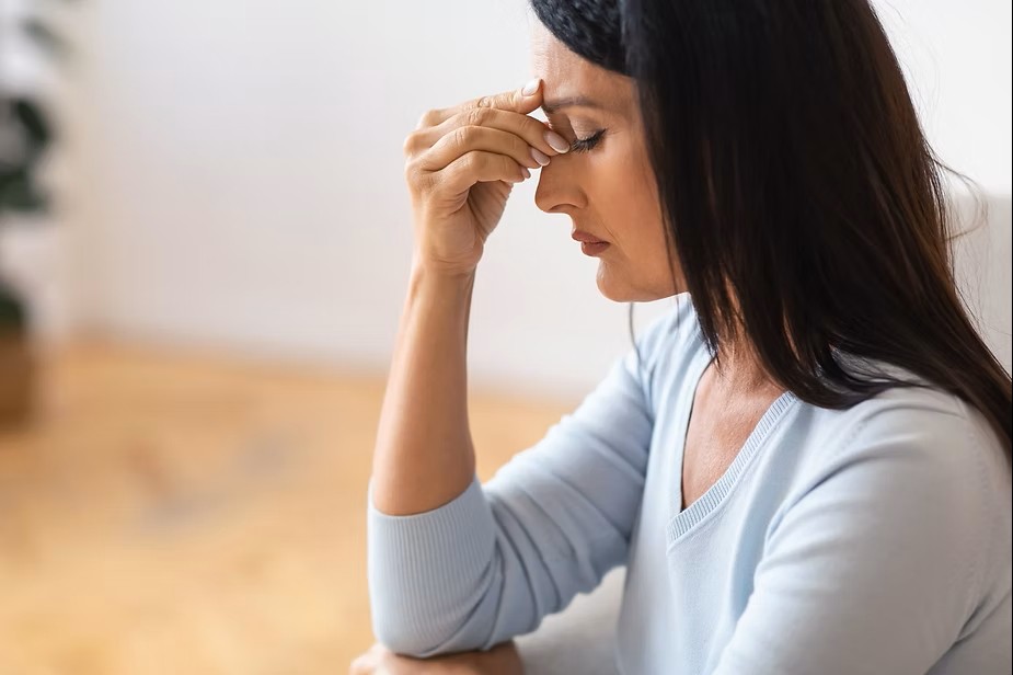 mulher preocupada com o etarismo no trabalho