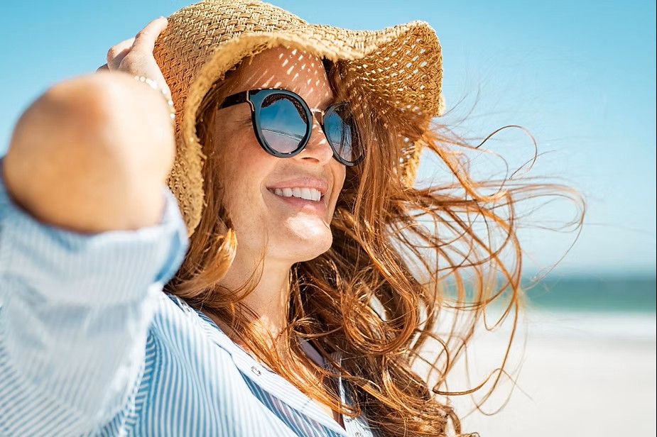mulher sorrindo porque os 40 são os novos 30